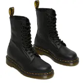 Dr. Martens Bota com atacadores preto