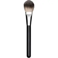MAC 127S Split Fiber Um pincel facial com ponta em forma de remo criado com dois tipos diferentes de fibras.