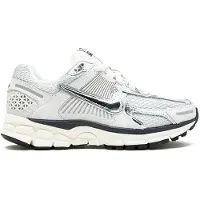 Nike Sapatilhas baixas 'Zoom Vomero 5' cinzento-prateado / cinzento claro / branco