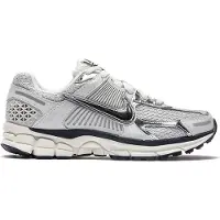 Nike Sapatilhas baixas 'Zoom Vomero 5' cinzento-prateado / cinzento claro / branco