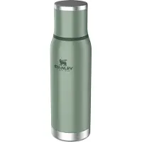 Stanley The Adventure To-Go Bottle 25oz, Hammertone Green 10-10818-052 garrafa térmica com bocal para servir e copo para beber, 750 ml